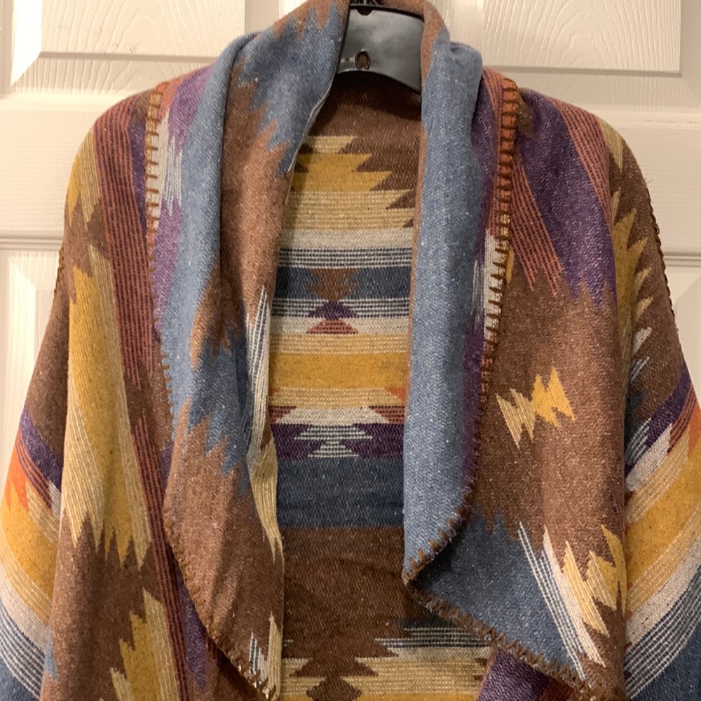 L I B NEW YORK PONCHO/WRAP/SERAPE AZTEC PRINT NWTS NATURAL EARTH COLORS
